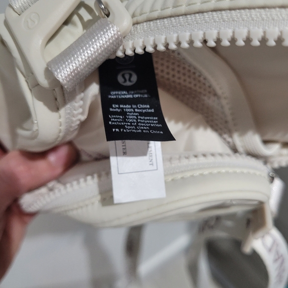 Lululemon TEAM CANADA 22 Future Legacy Crossbody Bag Ivory White Athleisure - Picture 6 of 7